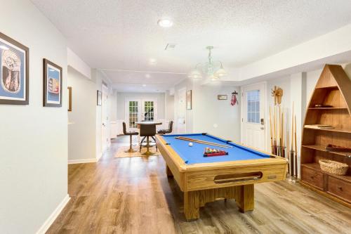 Una mesa de billar en 1016 - Dear Summer... (formerly Victorian Fan Ta Sea)