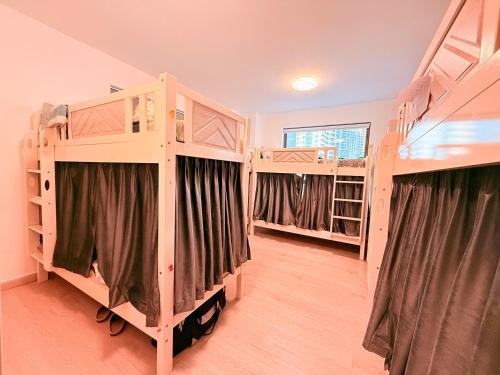 Postel nebo postele na pokoji v ubytování Bed space Available in Luxury Apartment 101