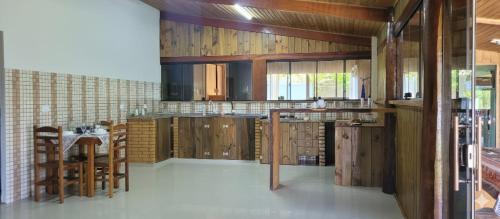 Una cocina o zona de cocina en Pousada Ilha Sul
