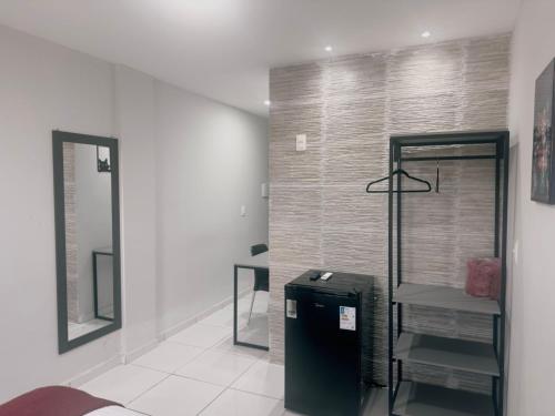 ein Raum mit einem Tisch und einem Stuhl darin in der Unterkunft FLATS CAMPINA GRANDE - BSH FLATS - Melhor custo benefício in Campina Grande