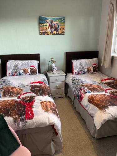 Un pat sau paturi într-o cameră la Edinburgh Home from Home