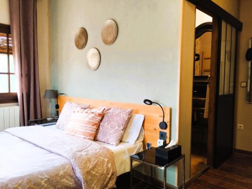 Ένα ή περισσότερα κρεβάτια σε δωμάτιο στο La Masia Costa Brava -Adults Only