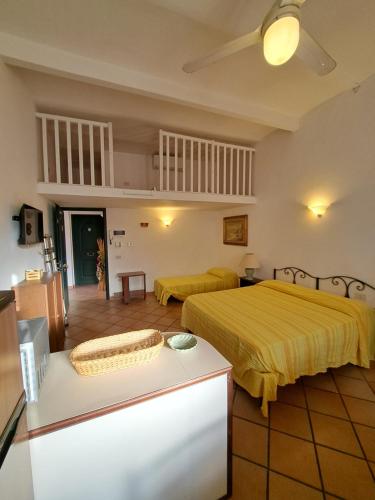 Postel nebo postele na pokoji v ubytování monolocale in villa centrale