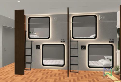 a room with four mirrors on a subway train at Cápsula Hotel in Florianópolis