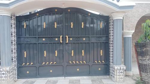 Cutting Edge Guest House في Daranka: باب مرآب عليه حروف ذهبية