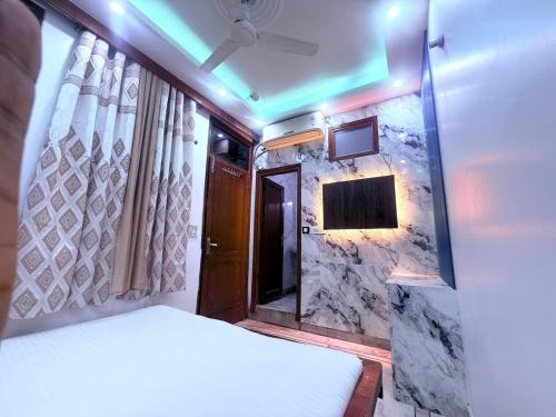 Ένα ή περισσότερα κρεβάτια σε δωμάτιο στο Hotel The Fazar Residency