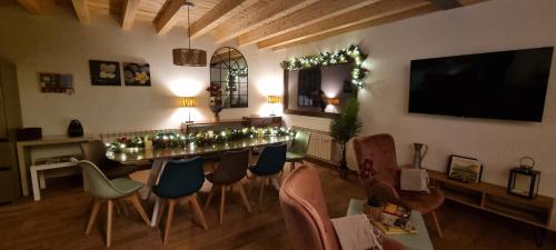 TV a/nebo společenská místnost v ubytování Las Damas casa rural