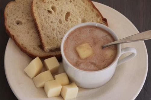 Saboyáにあるalojamiento rural prados de piedra pintadaの一皿一杯のスープとパン