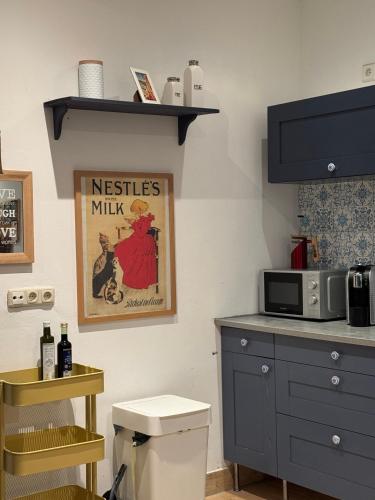 eine Küche mit einer Mikrowelle und einer Arbeitsplatte in der Unterkunft Themenzimmer Mediterrana Nähe Hauptbahnhof in Duisburg