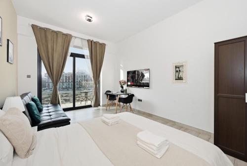 Dubai JVC - Oxford Residence 2 - Parking&Balcony