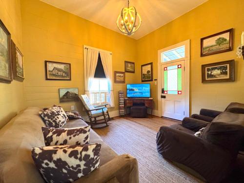 Μια τηλεόραση ή/και κέντρο ψυχαγωγίας στο Circa 1900 - Historic - Romantic - Private - Pond - Fenced Yard - The Cottage at Chappell Hill