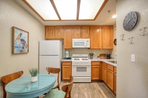 Η κουζίνα ή μικρή κουζίνα στο The Groovy Sandpad