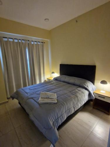 เตียงในห้องที่ Edificio Ágora Villamorra Ensueño