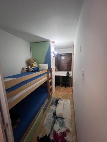 Un pat sau paturi într-o cameră la Ulpiana Apartment