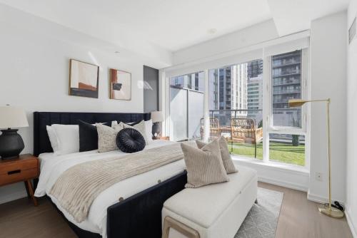 En eller flere senge i et værelse på Trendy Downtown Condo w Massive Stylish Patio