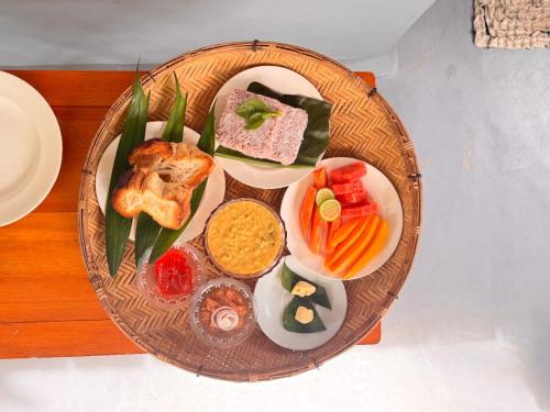 Un plato de comida con diferentes tipos de comida encima. en Wave Loom Hostel Ahangama, en Ahangama