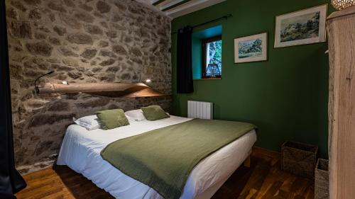 Postel nebo postele na pokoji v ubytování Le Moulin de l'O-L'Orle Nature formule 4 personnes