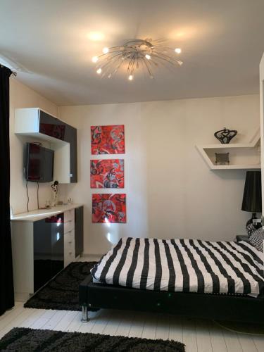 una camera con un letto bianco e nero e un soffitto di Cazare a Craiova