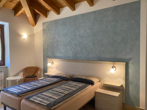 IDROVilla Carlotta C1, Balkon und phantastischer Blick的一间带床和蓝色墙壁的卧室