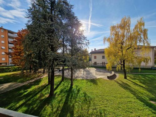 un parque con árboles y una rampa de patineta en Nyx Lilura Seriate, en Seriate
