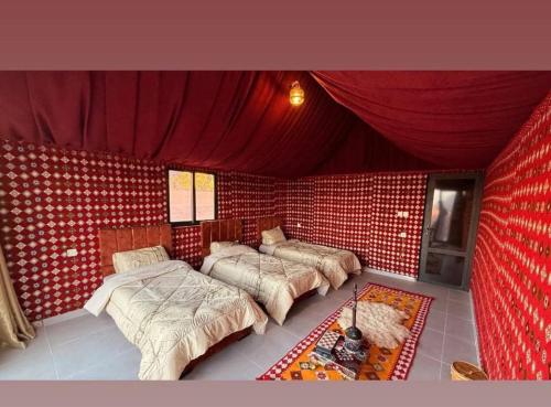 Katil atau katil-katil dalam bilik di Wadi Rum Wanderer cmap
