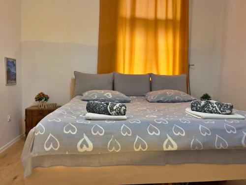 Ένα ή περισσότερα κρεβάτια σε δωμάτιο στο Sarajevo Main Street Residence