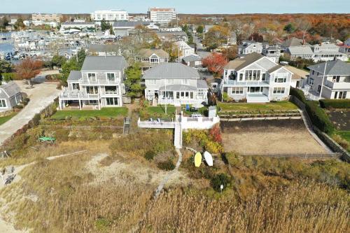 Una vista aérea de una casa grande con una cruz en un patio. en Waterfront Private Beach Gorgeous Views, en Hyannis