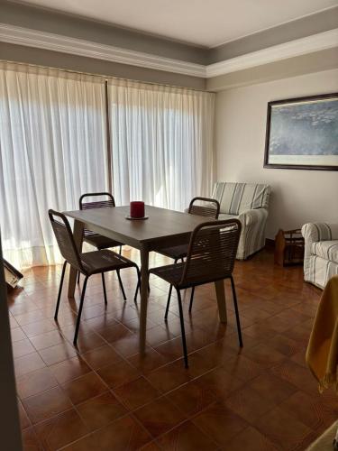 un tavolo da pranzo e sedie in un soggiorno di Departamento Centro a General Pico