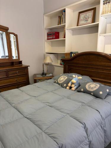 una camera da letto con un letto grande con lenzuola blu di Departamento Centro a General Pico