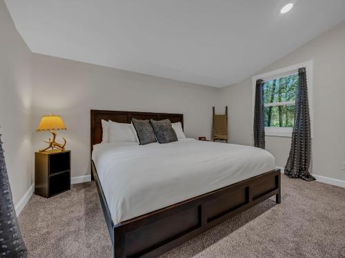 Giường trong phòng chung tại Lolo Bear Cabin Rustic Pets OK Mt Hood retreat