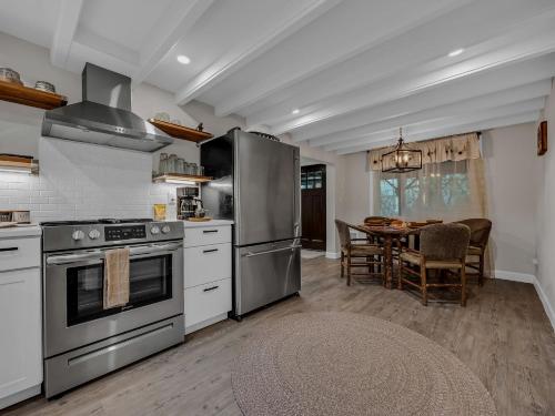 Nhà bếp/bếp nhỏ tại Lolo Bear Cabin Rustic Pets OK Mt Hood retreat