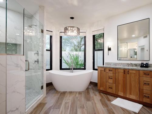 Ένα μπάνιο στο Luxury Mountain Estate-Pool-Spa-BBQ+Bar-Fire pit