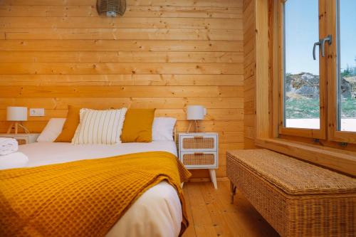 Кровать или кровати в номере Cabañas de Allariz