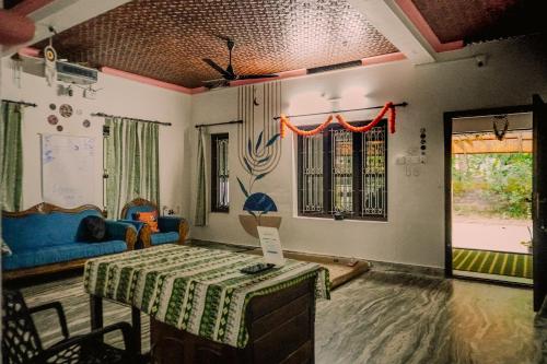 una sala de estar con una mesa y un sofá en Kulture KonnectT Kurakanni, en Varkala
