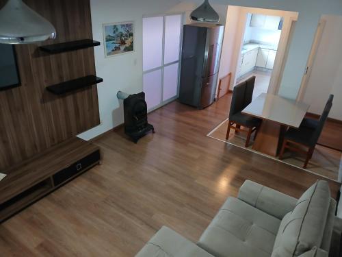 een bovenaanzicht van een woonkamer met een bank en een tafel bij Cobertura Céu Aberto in Guaporé