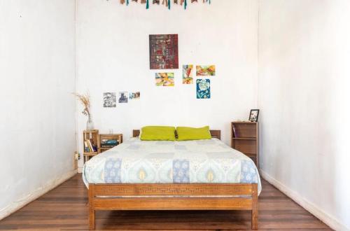 瓦尔帕莱索Habitación en casa palmera Valparaiso的一间卧室配有一张黄色枕头的床