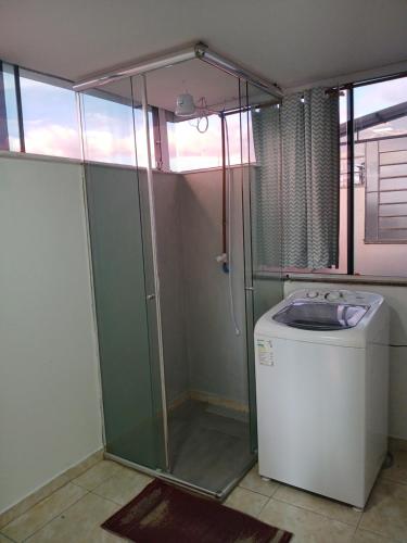 een douchecabine met een wasmachine in de badkamer bij Cobertura Céu Aberto in Guaporé