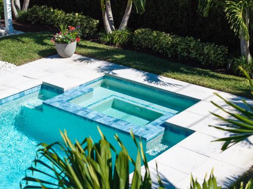 Бассейн в Naples Beach Retreat Bike to Beach! 4 Bed 2 Bath или поблизости