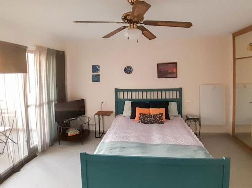 Apartment with pool near the beach