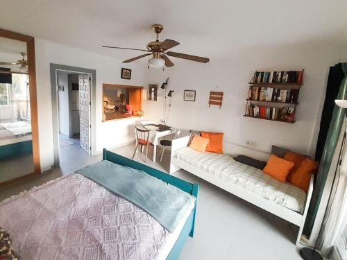 Apartment with pool near the beach