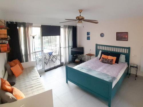 Apartment with pool near the beach