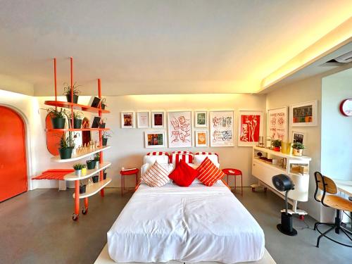 Postel nebo postele na pokoji v ubytování The Urban Palette - Candolim Studio Apartment with Balcony and Mangrove Views