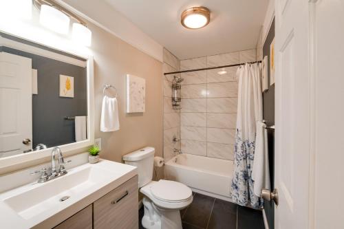 Phòng tắm tại Walk to Dtwn Milton Spacious Family Home with Yard