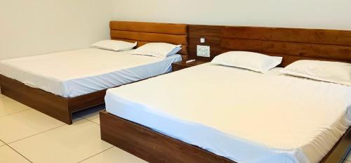 Giường trong phòng chung tại Shri Nivasa Inn