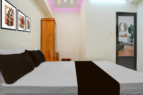 Postel nebo postele na pokoji v ubytování Hotel O Siva Jyothi