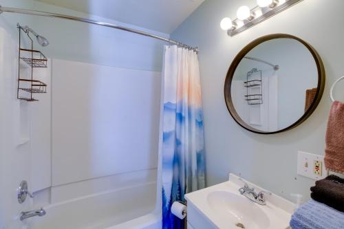 Ένα μπάνιο στο Less Than half Mi to Damascus Town Park Cozy Cabin with Deck