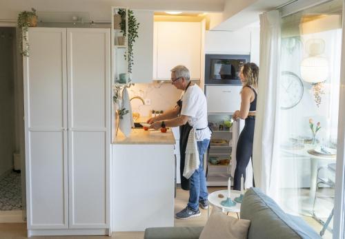 Η κουζίνα ή μικρή κουζίνα στο Dream of light and Beach THE GREEN DOOR