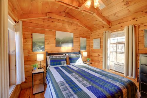 Postel nebo postele na pokoji v ubytování Pet-Friendly Damascus Cabin with Deck and Mtn Views!