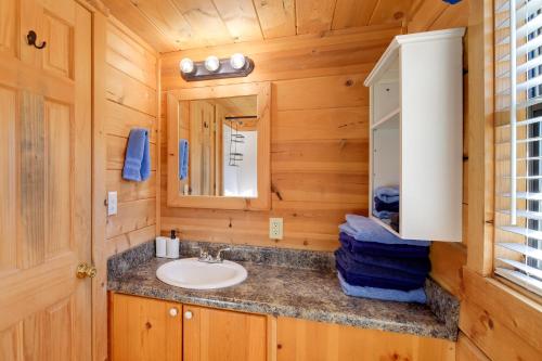 Koupelna v ubytování Walk to Dtwn Damascus Cabin with Creek Views!