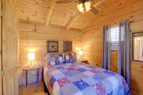 Postel nebo postele na pokoji v ubytování Walk to Dtwn Damascus Cabin with Creek Views!